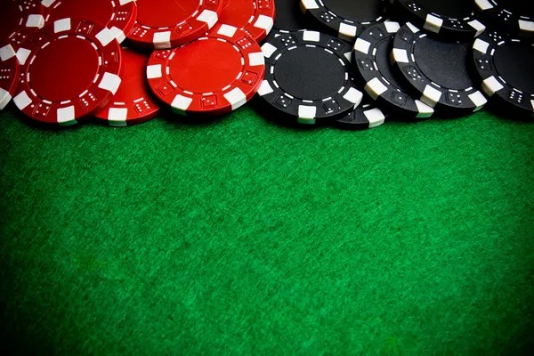Live dealer table streaming with multiple cameras